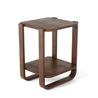 Table de bout et de fauteuil moderne Bellwood de Umbra en bois massif avec tablette - noyer vieilli