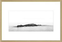 Photographie encadrée dorée de rochers dans l’océan - 30 po x 20 po