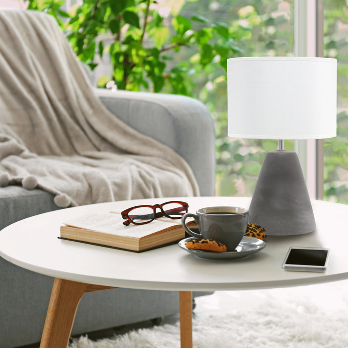 Lampe de table Pinnacle de Simple Designs en béton - blanche